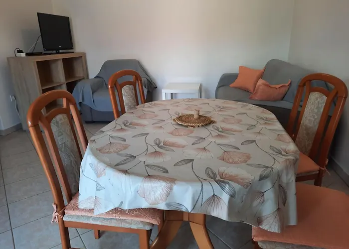 In Mit Privatem Parkplatz By Interhome Banjole